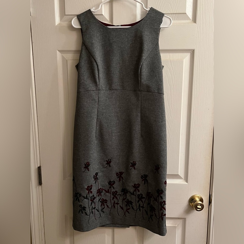 VIRGO II~VINTAGE~80’s GRAY SLEEVELESS DRESS~EMBROIDERED FLORAL HEM~8